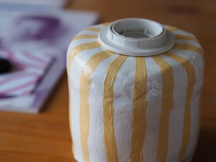 Anders als bei gebranntem Ton sind die Pinselstriche klar erkennbar.