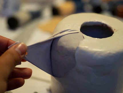 Die Farbe dringt nicht in den Ton ein und haftet deswegen nicht besonders gut.