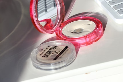 Verpackungs-Upgrade: Wo vorher meine Cushion-Foundation zu Hause war, haust jetzt mein Puder von Essence.