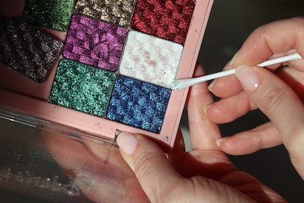 Lidschatten-Krümel können eine Sauerei hinterlassen.