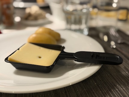 Raclette, wie es sich gehört: die Käsescheibe im Pfännchen. Das ist mit sieben mal acht Zentimetern etwas klein, reicht aber gerade noch für die Grösse Käsescheibe aus dem Supermarkt.