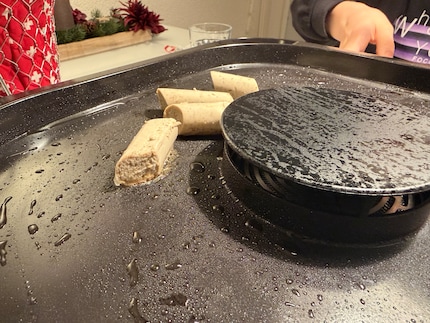 Auf der Grillplatte ist mehr als genug Platz: In der Mitte ist der Ansaugstutzen für Fettdämpfe zu sehen.