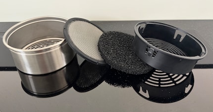 Im Edelstahlgehäuse stecken der Aktivkohlefilter und ein Fettfilter. Zum Reinigen lässt er sich leicht zerlegen.