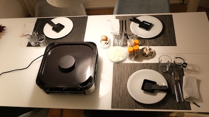 Hier könnten vier Leute sitzen. Oder drei und ein sehr grosser Raclette-Tischgrill.