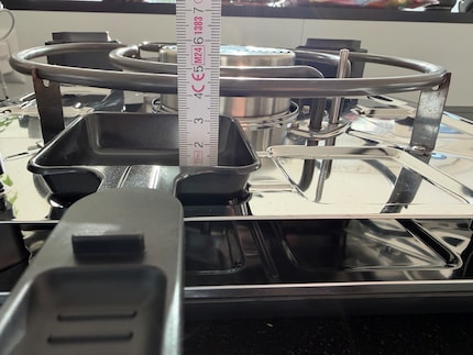 Hier habe ich die Grillplatte abgenommen und den Abstand von Pfännchen und Heizelement gemessen.