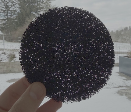 Halte ich den Filtern gegen das Licht, sehe ich, dass er eher grobe Poren hat.