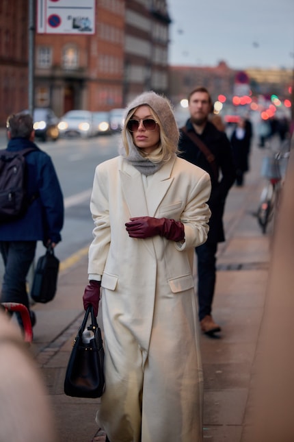 Obwohl der warme Weisston überwiegt, setzt das Weinrot einen schönen Akzent.