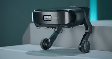 Der Rover kann auf den zwei Rollbeinen balancieren.