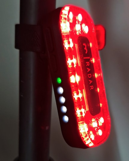 Weiss zeigt den Akkustand an. Grün, dass die akustische Warnung aktiviert ist.