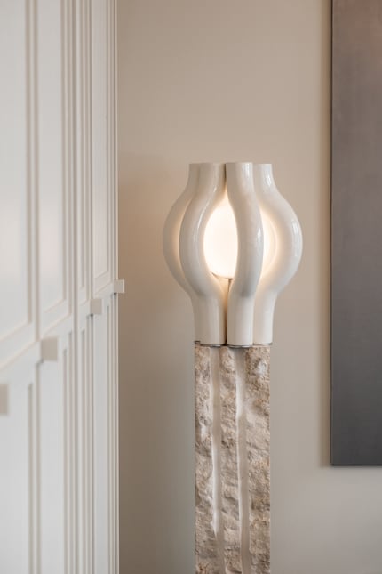 Die Struktur des Sockels bildet einen spannenden Gegenpol zur glatten Oberfläche der Leuchte.