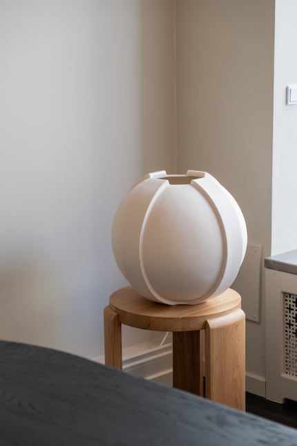 … und Holzhocker zur Stage für Tischleuchten oder Vasen.