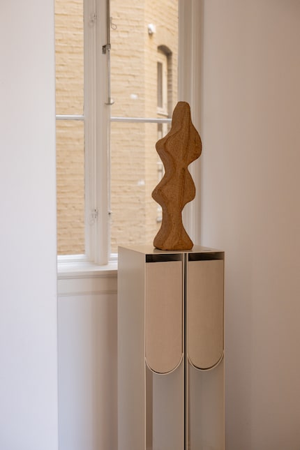 Bei Kristina Dam steht der hohe Couchtisch am Fenster.