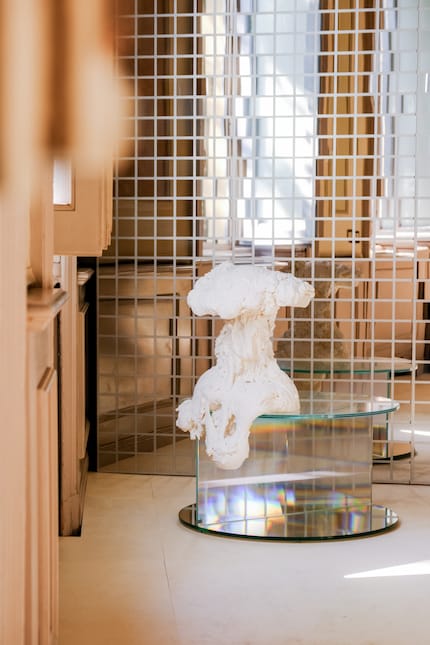 Hier ist der Beistelltisch genauso extravagant wie das Kunstwerk.