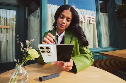 Mit dem neuen Moto Pen lassen sich Skizzen und Notizen auf dem Razr Fold erstellen.