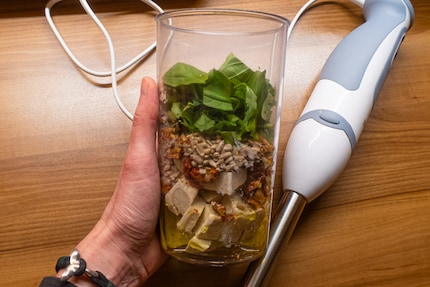 So sehen die Zutaten aus, bevor der Stabmixer sein brutales Werk verrichtet.