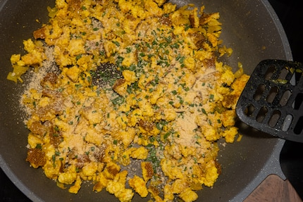 Zwischenstand mit noch etwas Schnittlauch und den zugegebenen Hefeflocken: Das sieht Rührei schon sehr ähnlich.