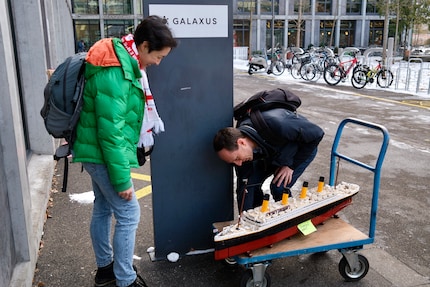 Nein, hier gebe ich der Redaktions-Titanic keine Abschiedskuss. Ich kontrolliere nur noch ein letztes Mal, ob alle Teile fest sitzen.