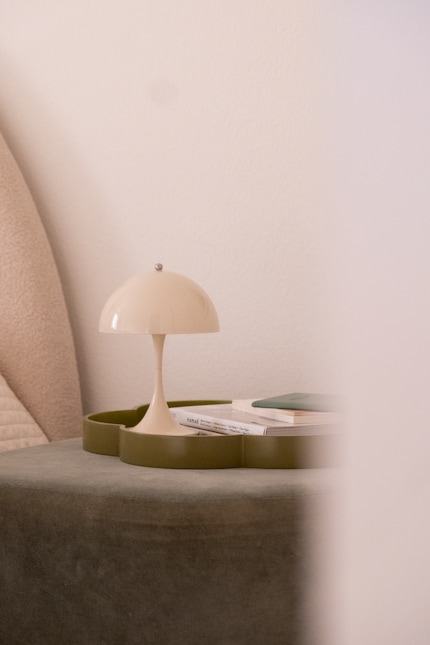 Mal als Nachtlicht, mal als Kerzen-Ersatz auf dem Esstisch – die tragbare Leuchte ist eine treue Begleiterin.