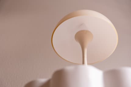 Das warme Licht der Panthella schafft eine gemütliche Atmosphäre, ohne zu blenden.