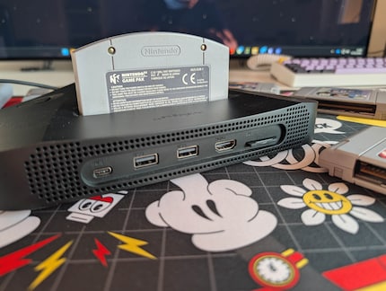 Über die mitgelieferte SD-Karte wird das System aktualisiert. Über die USB-Ports können Controller angeschlossen oder der Analogue 3D mit dem PC verbunden werden.