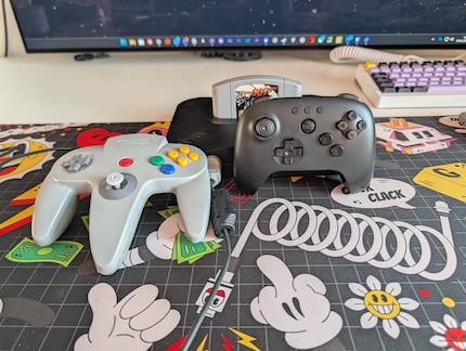 Mit dem 8bitdo 64 Bluetooth spielt es sich zeitgemässer, dafür etwas weniger authentisch.