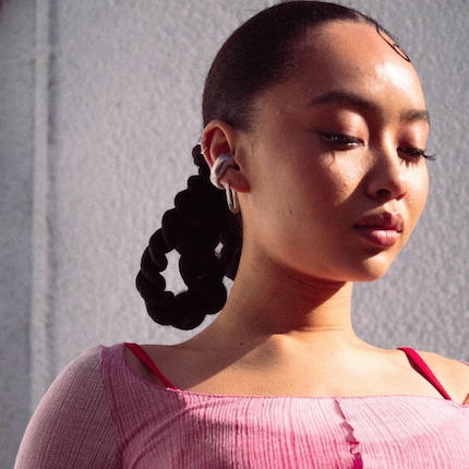 Gli auricolari si fondono facilmente con gli orecchini.