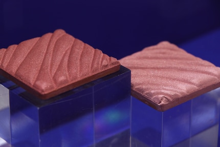 Wenn du genau hinschaust, siehst du die Schimmerpartikel in den Blushes.