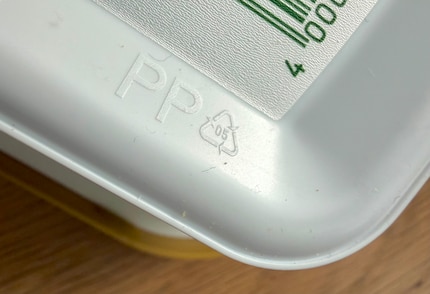 Diese Verpackung hat unten eine PP-Kennzeichnung. Das spielt im Alltag aber kaum eine Rolle, weil in der Schweiz die meisten Kunststoffe – ausser PET – nicht rezykliert werden.