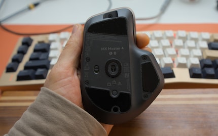 Sechs Schrauben gilt es auf der Unterseite zu lösen.