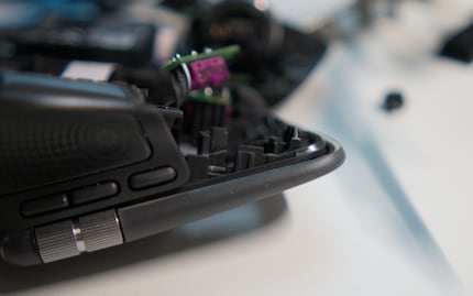 Der abzutrennende Kunststoffpfeiler befindet sich auf dem Bild unterhalb des Switches. Anhand der Furche siehst du, dass ich mit dem Seitenschneider bereits begonnen habe, ihn abzutrennen.