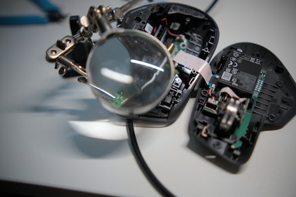 Eine dritte Hand hilft beim Löten.