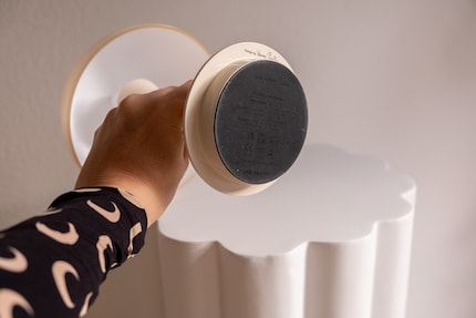 Eine Kunststoffschicht auf der Unterseite schützt Oberflächen von Tischen und Co..