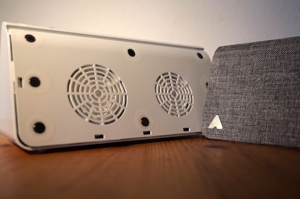 Sprachzentrum: Kevins Lautsprecher hinter der magnetisch angebrachten Abdeckung.