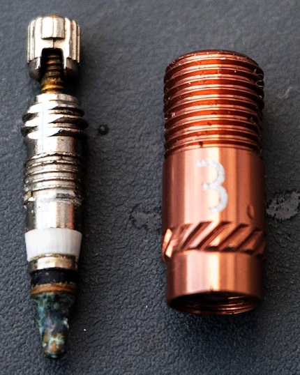 Das mit Dichtmilch verklebte Presta-Ventil und sein potenzieller Nachfolger.