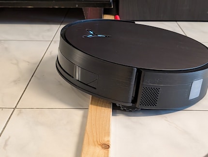 Über eine knapp zwei Zentimeter hohe Schwelle wuchtet sich der Roboter problemlos.