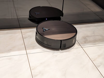 Dank kurzer Ladepausen putzt der Ecovacs stundenlang.