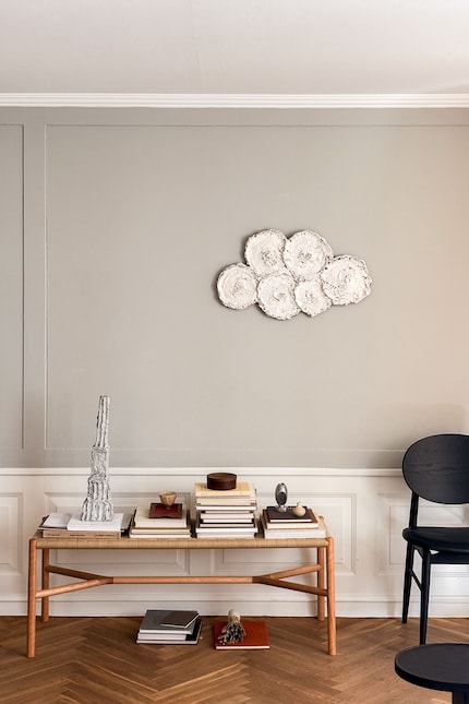 Questo allestimento valorizza gli oggetti portandoli all'altezza degli occhi.