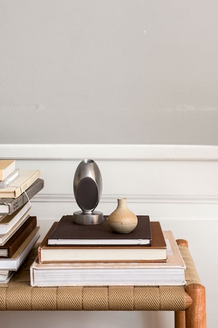 Anche una pila di libri su una semplice panca funziona.