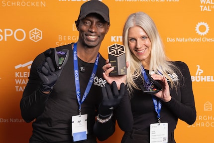 Romeo Jackson und Geschäftsführerin Sonja Stamer bei der Preisverleihung.