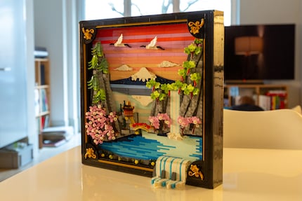 Die boxartige Form verleiht der Kirschblütenlandschaft Tiefe und macht sie mehr zum Objekt als zum klassischen Lego-Art-Bild.