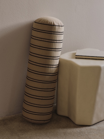 Die Twill Nackenrolle von Ferm Living punktet mit ihrer länglichen Form.