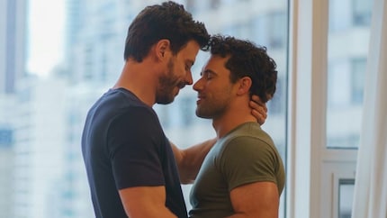 Auch andere queere Beziehungen erhalten neben Hollanders und Rozanovs ihre Momente im Rampenlicht.