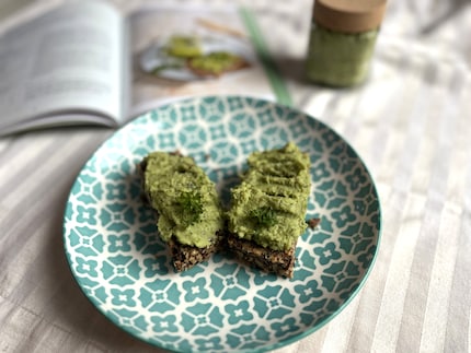 Das Brot hat mich gestern schon begeistert, der leckere Brotaufstrich rundet den Genuss ab.