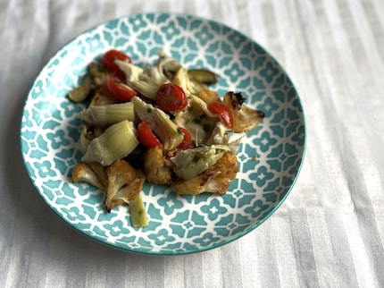 Ich mag Ofengemüse und ich mag Salat. Beides zu mischen, wäre mir nicht in den Sinn gekommen. Aber: Es schmeckt genial!