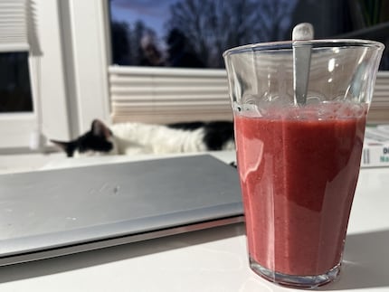 Dank Tiefkühlbeeren ist mein Frühstücks-Smoothie schnell zubereitet.