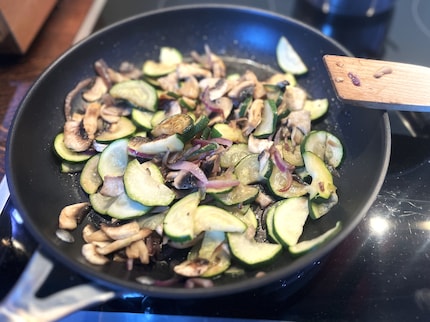Mit 310 kcal pro Portion ist die Zucchini-Pilz-Pfanne mit Walnusspaste eher ein Fasten-Schwergewicht.