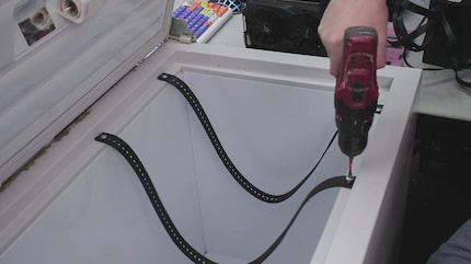 Dank der Gurte kommt das Testsystem nicht in direkten Kontakt mit der Gefriertruhe.