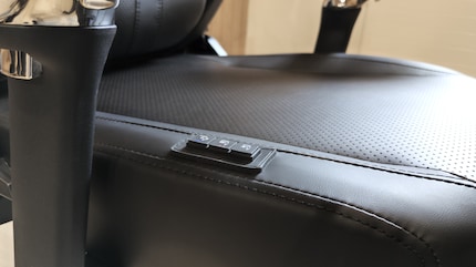 Ich bediene die Heizung, Kühlung und die als Massage beworbene Vibration mit drei Knöpfen am Sitzrand.
