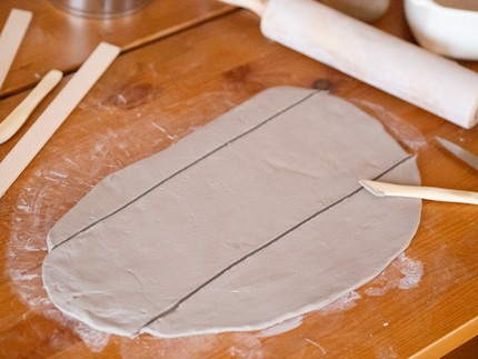 Verwende zehn Millimeter hohe Ausrollhölzer. 