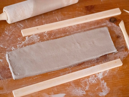 Nachdem du alle Ränder abgeschnitten hast, bleibt ein Rechteck. 